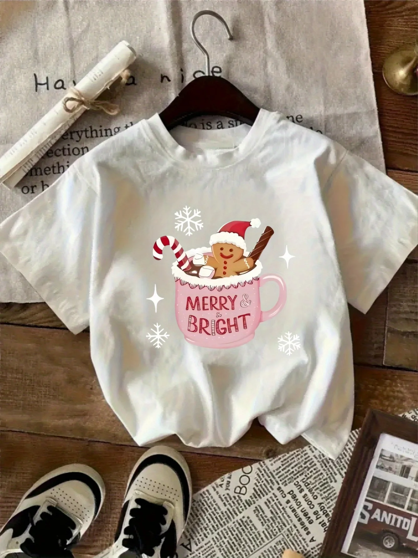 

Light yellow gingerbread and candy vine printed short sleeved shirt - round neck loose Christmas top, daily comfortable top