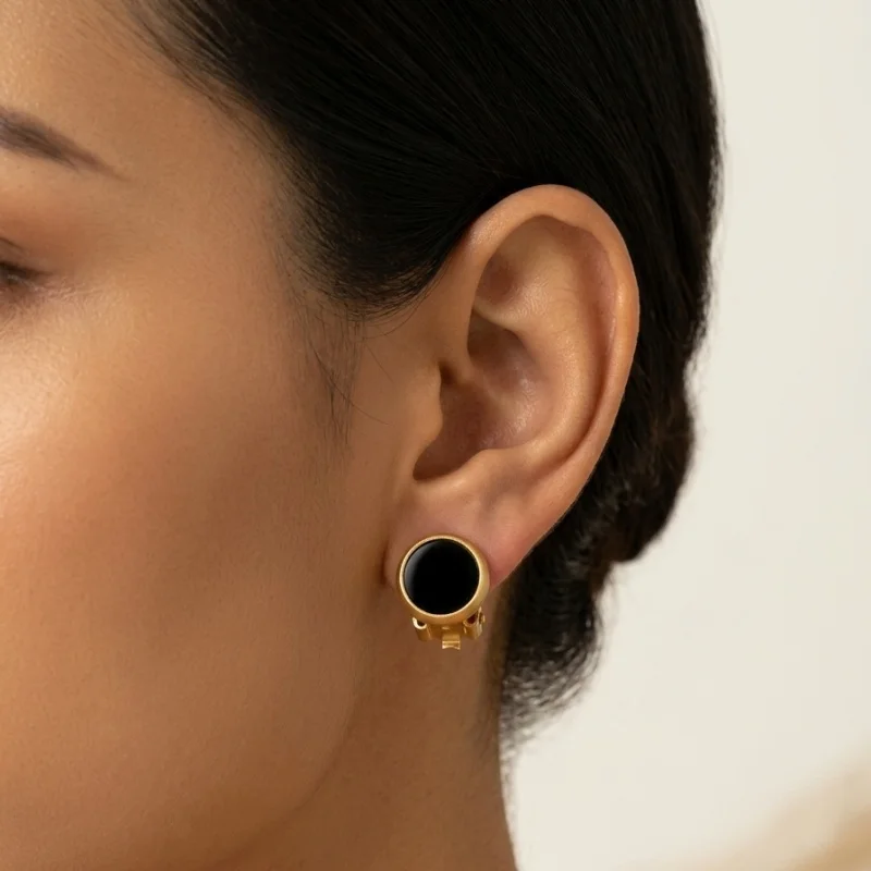 1 piece of stainless steel plated with 18K gold, geometric round design with artificial black shell inlay, non-pierced ear clip for women. Vintage commuter style, suitable for daily wear with suits and shirts, an exquisite and versatile accessory that adds elegance