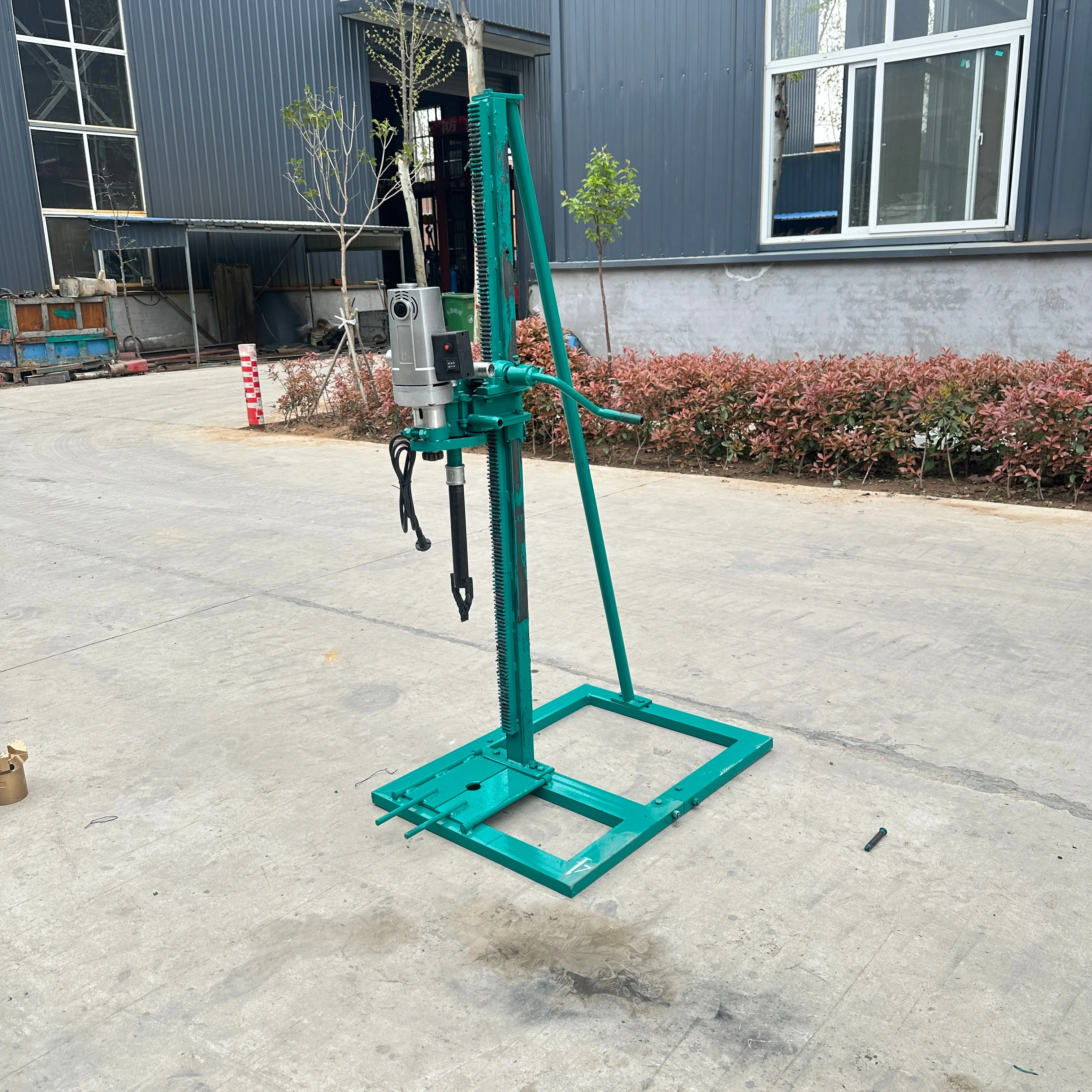 Маленькая электрическая портативная ручная роторная буровая установка для расточных скважин глубиной 202580 м для воды в Китае
