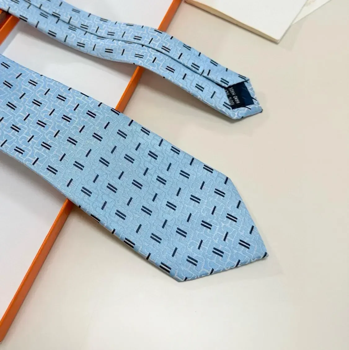 ربطة عنق رجالية فاخرة خفيفة ربطة عنق ملابس رسمية يجب أن تتطابق مع سلسلة H من الحرير التويل مصنوعة يدويًا هدية فاخرة مخصصة لصديقها