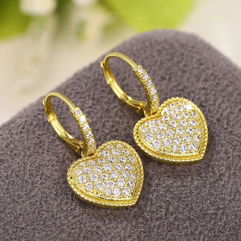 Huitan Funkelnde Herz-Ohrringe für Damen, luxuriös, trendig, Hochzeitsaccessoires, Statement-Liebesohrringe, ausgefallenes Geschenk, Schmuck