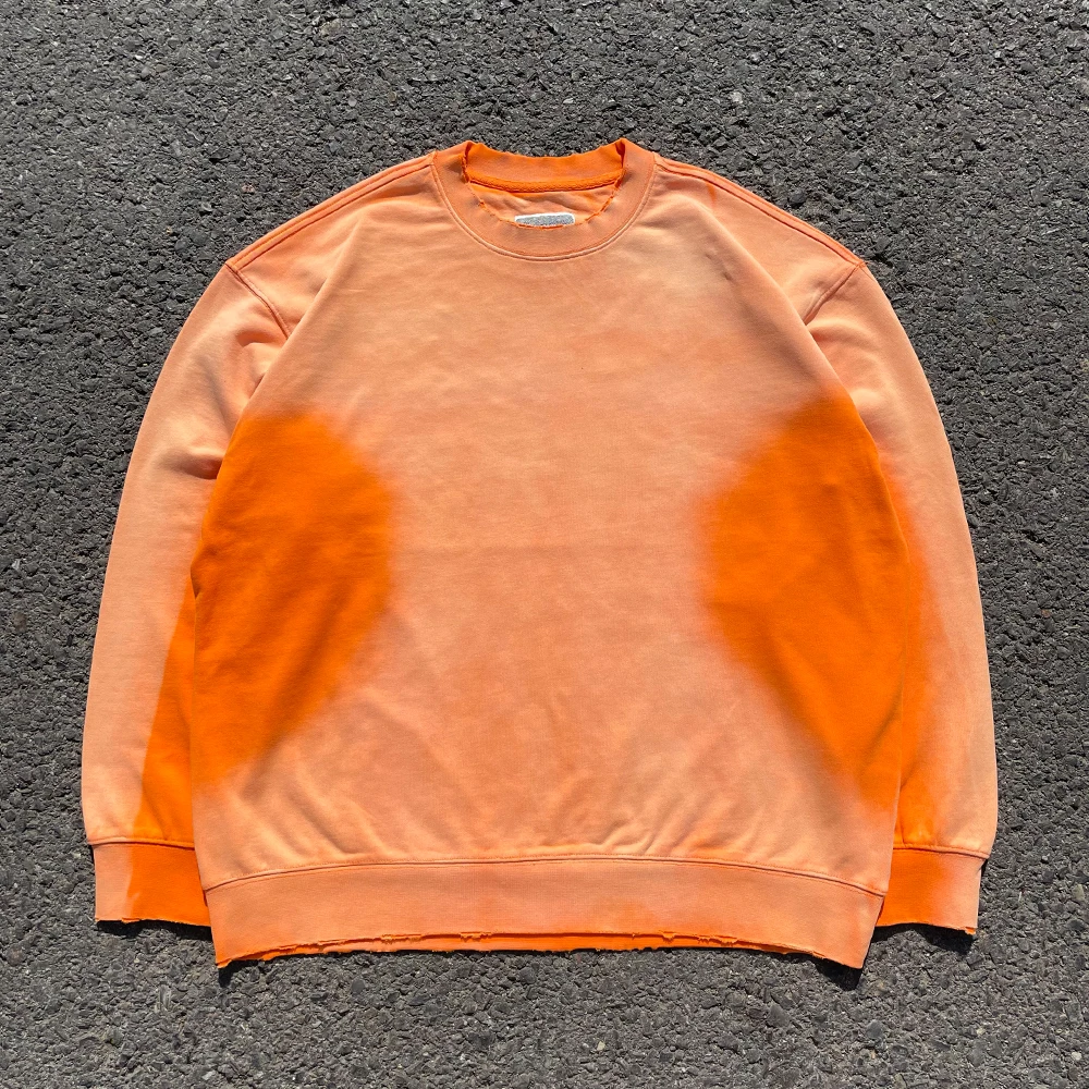 wang-studio-ne-fait-que-le-bonheur-des-cœurs-sweat-shirt-vintage-delave-orange-sale-au-design-unique-pour-couples-streetwear-tendance