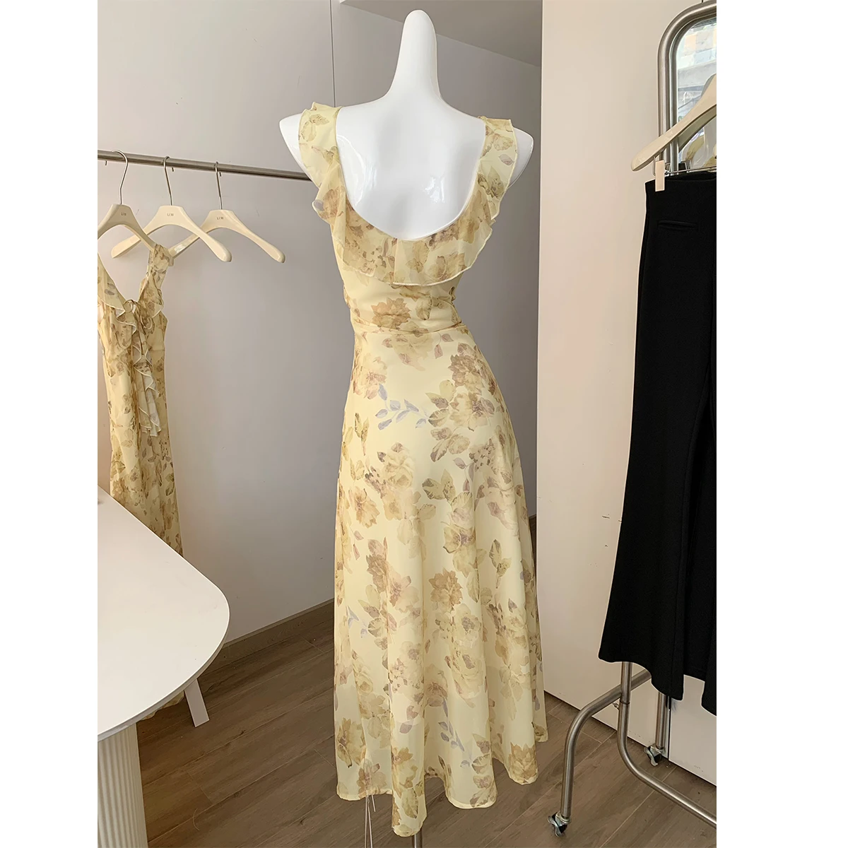 2025 フレンチスタイルの女性の黄色の花柄ドレス - フリル付きスリムフィットカットマキシドレス女性用休暇サンドレス