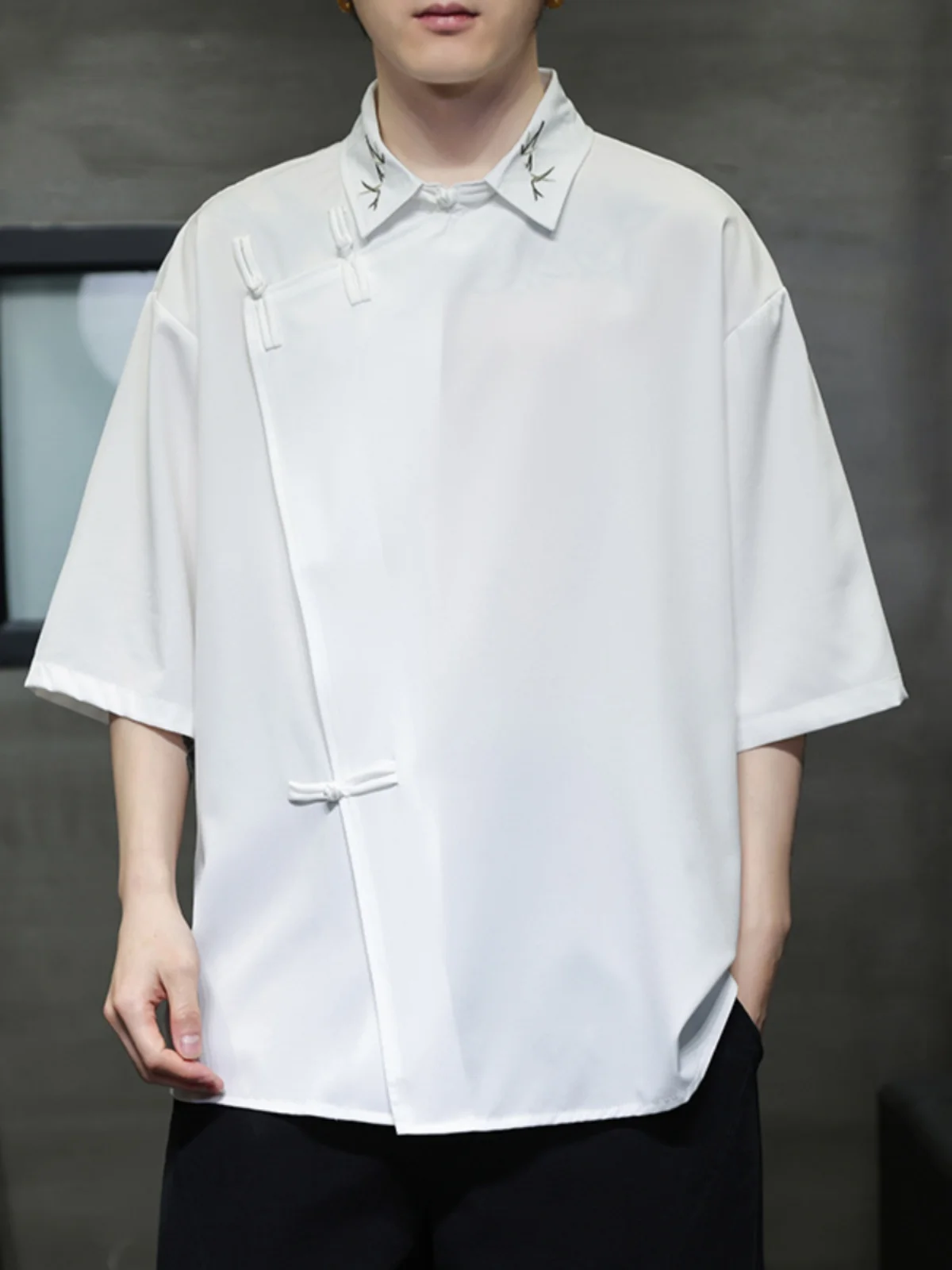 

Мужская рубашка из ледяного шелка с коротким рукавом, тонкая, летняя, модная, в стиле ретро, на пуговицах, в китайском стиле, свободного кроя, молодежная, трендовая, коричневая.