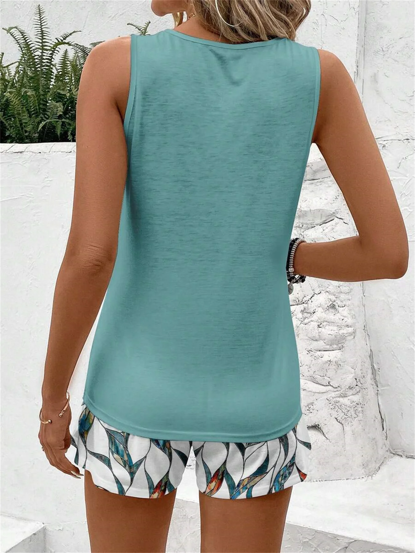 Women's Spring/Summer Fashion Two-Piece Set - Solid Color Elegant Sleeveless Vest + Patterned Printed Shorts, Suitable for Daily Wear and Vacation Outfits