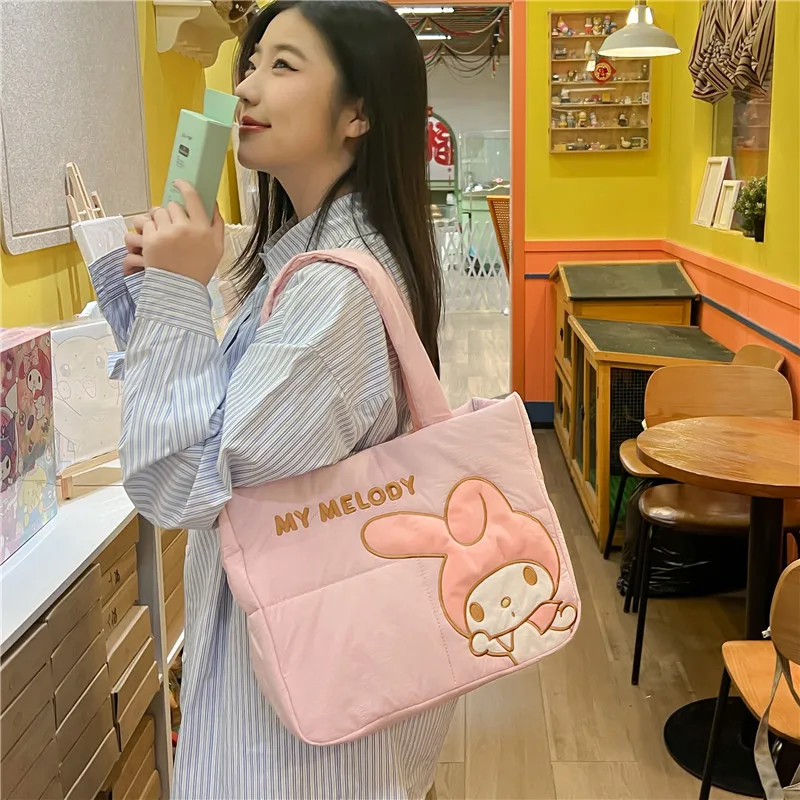 Kadınlar büyük Tote çanta yumuşak yastıklı aşağı çanta Kawaii Hello Kitty melodi omuz çantaları mi rahat taşınabilir Shopper çanta