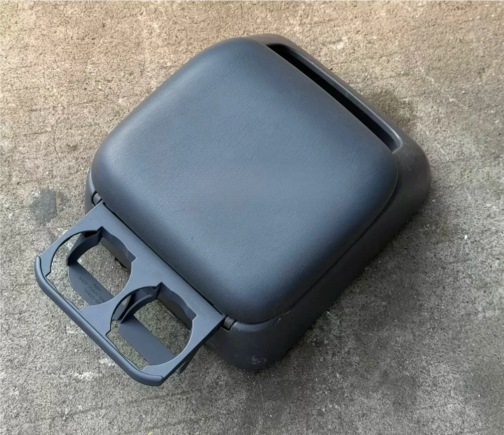 

Suitable for Toyota Prado 2700 3400 LC95 armrest cover, high version, original car part removed from 1996-2002 models