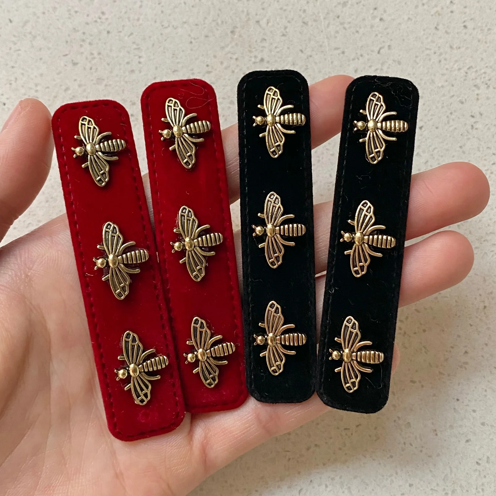 2 Stück rote und schwarze Samt-Haarspangen, goldene Bienenverzierungen, eleganter Haarschmuck für Damen im Retro-Stil, stilvolle Alltagskleidung – Detail 1
