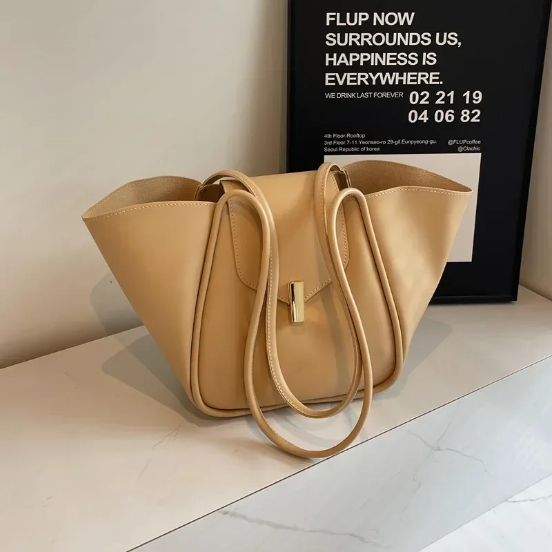 

A High-end, Contrasting Color, Large-capacity Women's 2025 New Fashion Commuting Single-shoulder Bag