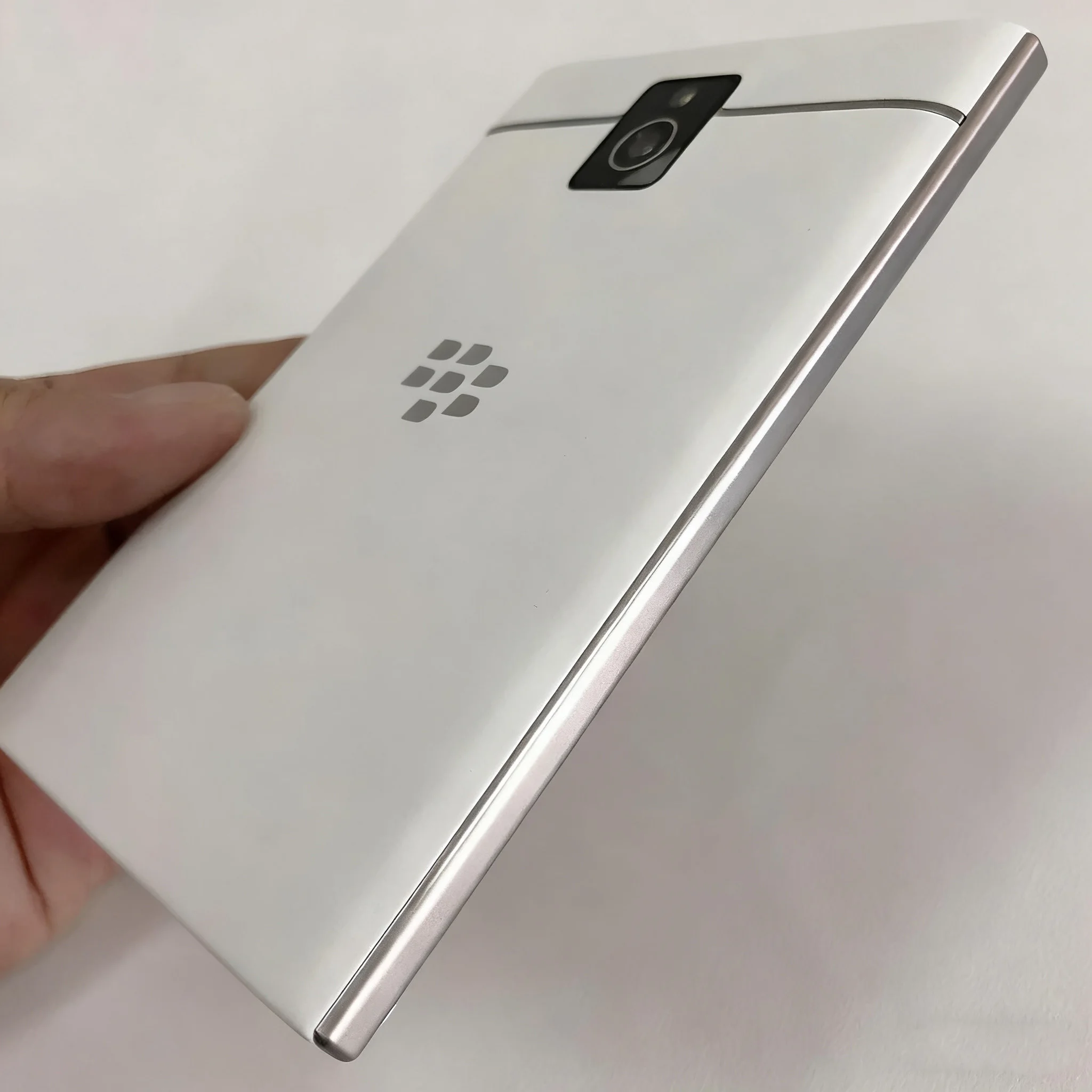 BlackBerry Passport Q30 Cellphone 3G 4G 3GB RAM 32GB ROM 13MP Cell Phone Quad core BlackBerry OS 10 Original Unlocked LTE Mobile