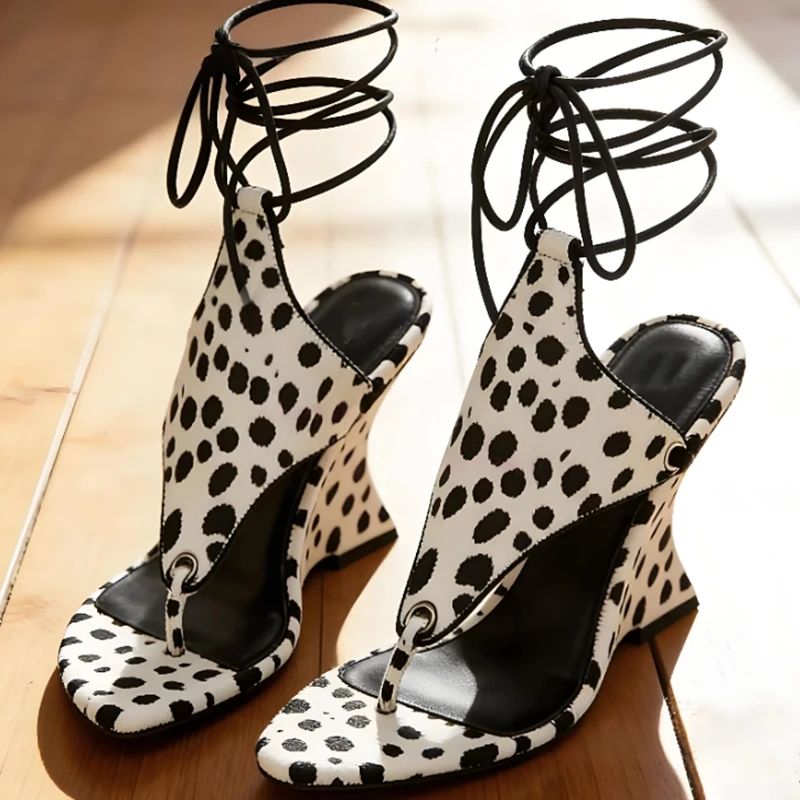 

Новые черно-белые босоножки с точечным принтом, с ремешком на щиколотке, с вырезами, на неровном танкетке, с защипывающим носком, летние