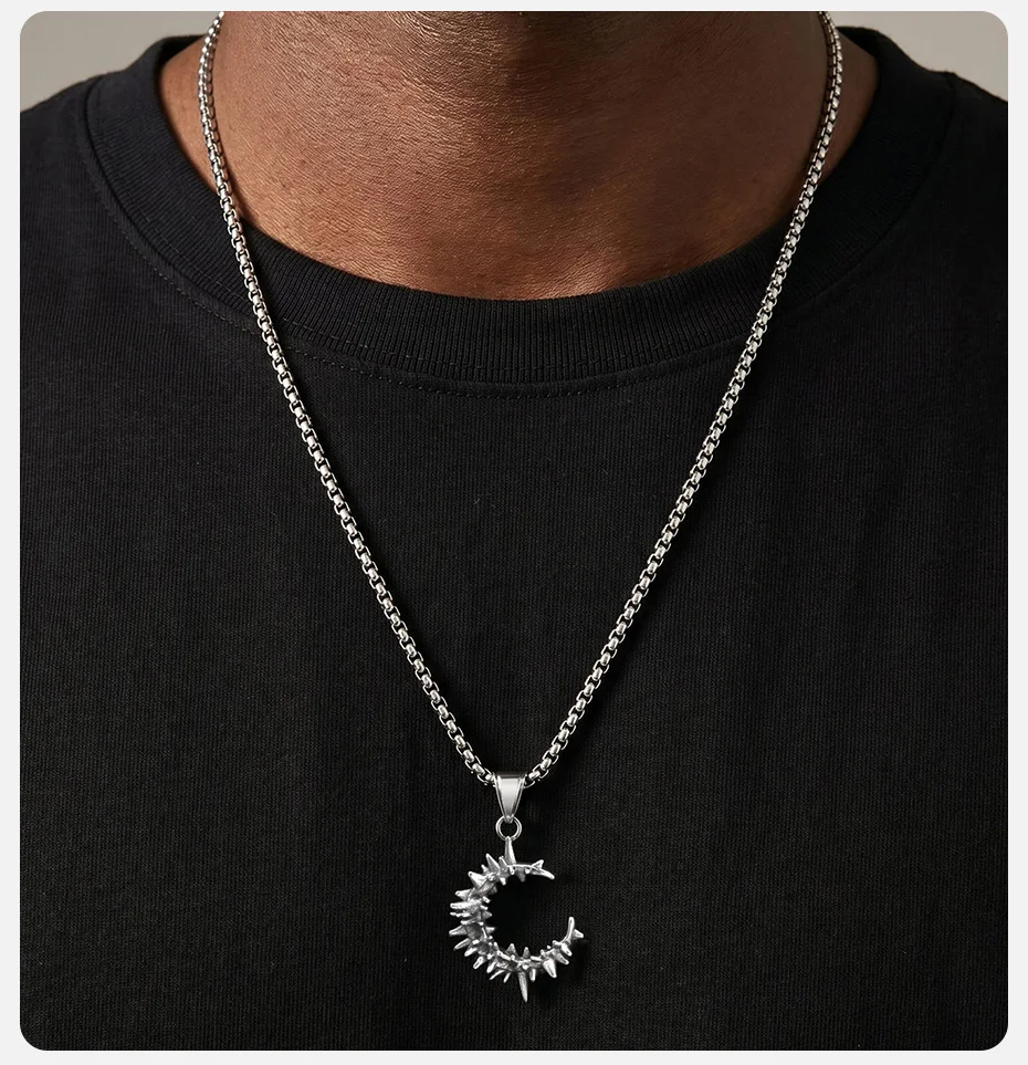 Vnox Spine Moon Anhänger-Halskette für Männer, Edelstahl-Halskette mit gotischem Spitzhalbmond, Hip-Hop-Punk-Schmuck, Geschenk für Geburtstagsfeiern – Detail 3