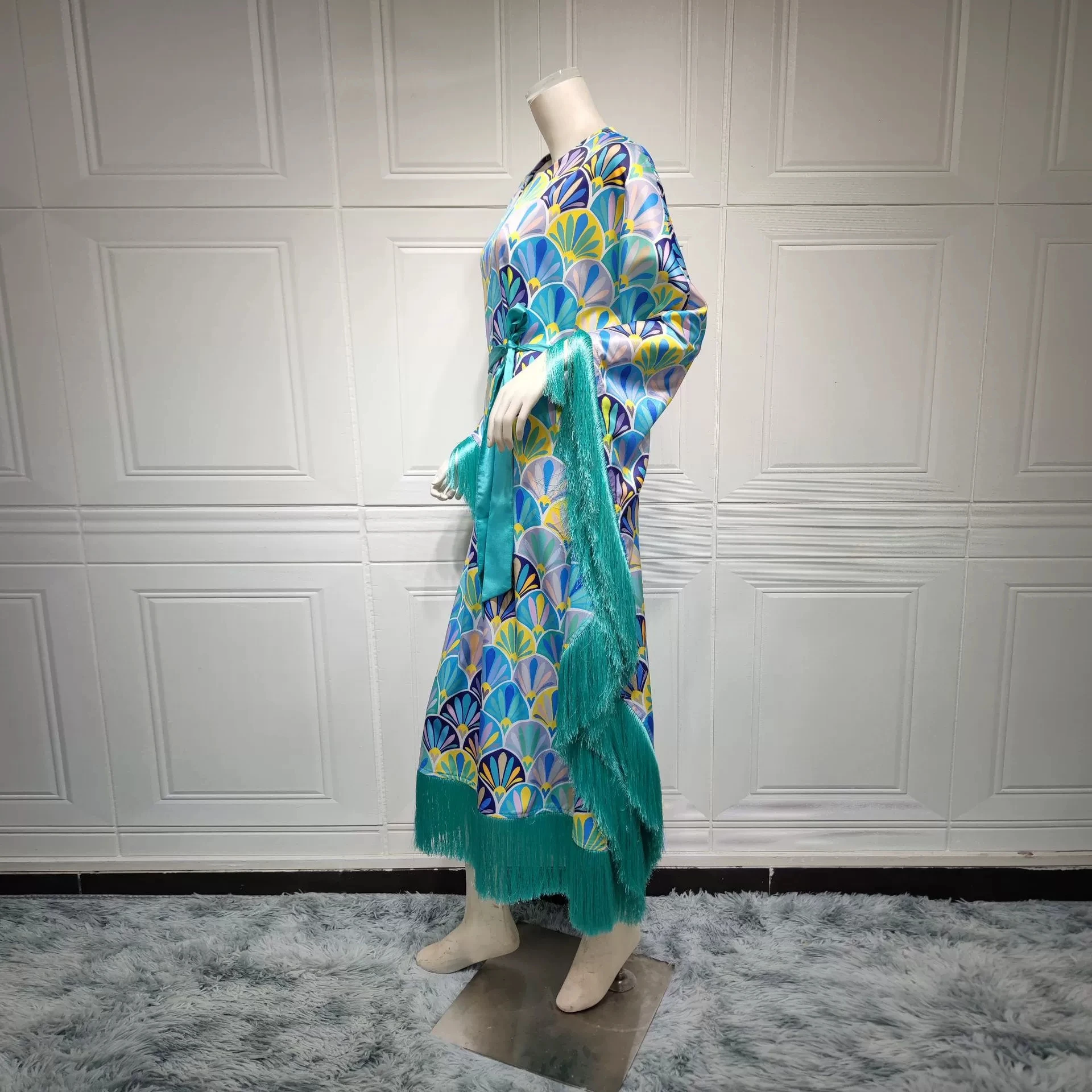 2025年ファッションタッセルスプライシングサテンソフトドレスムスリムライトバンケットバットスリーブドレス-GZXX648