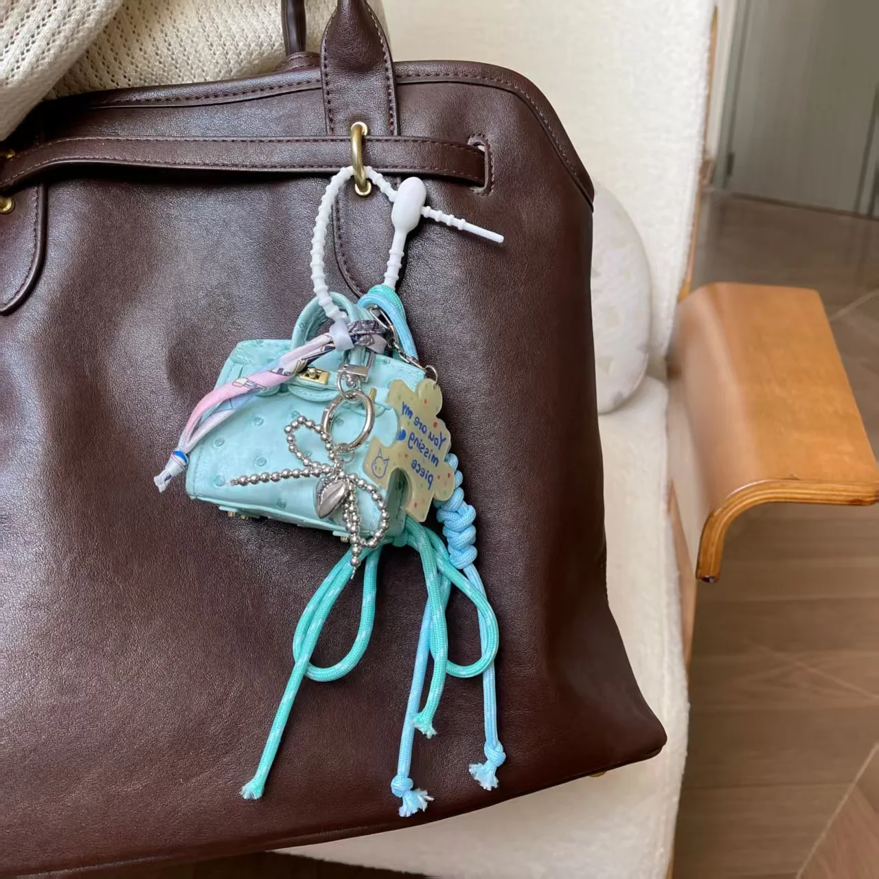 Новая подвеска для сумки Maximalist — универсальный аксессуар с подходящим ремешком, подходит как брелок