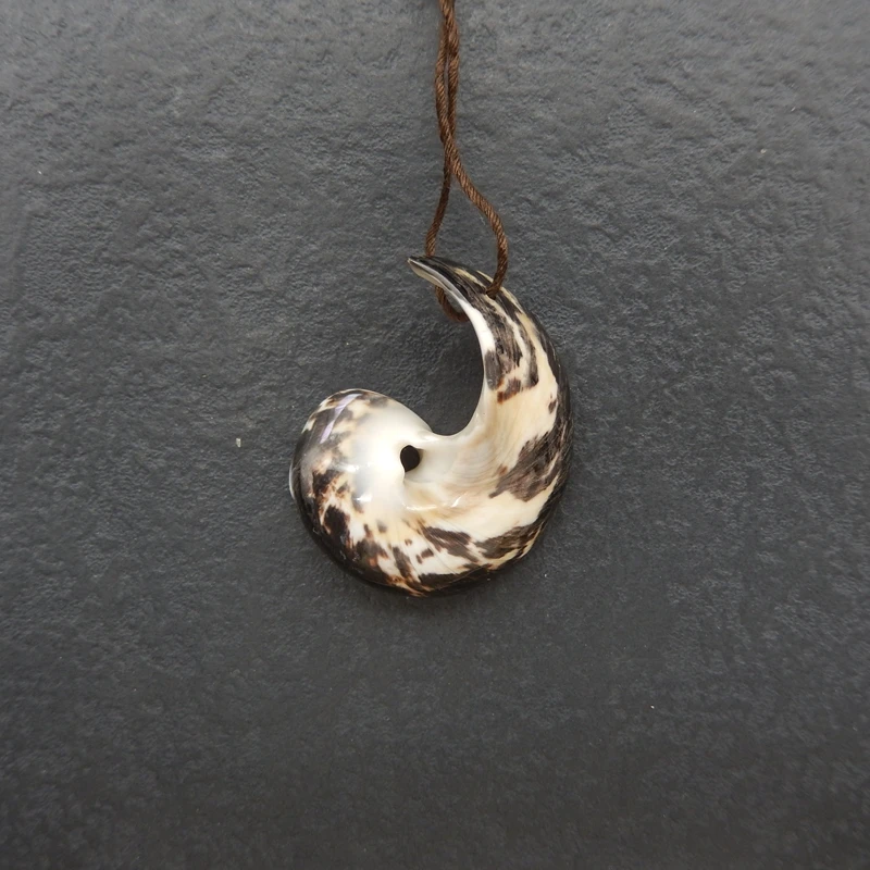 

Natural Spiral Shell Pendant Black-White Marbled Coastal Gemstone Jewelry Component for DIY Accessories 35x29x9mm-5.3g