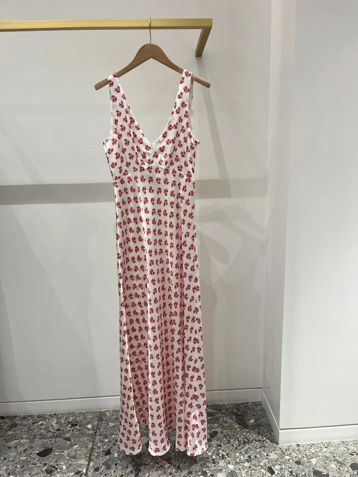 

Платье Heidd с красным цветочным принтом, V-образным вырезом, без рукавов, длинное, весна 2026, в отпускном стиле, с завышенной талией, из полиэфирного волокна, стандартный крой, А-силуэт...