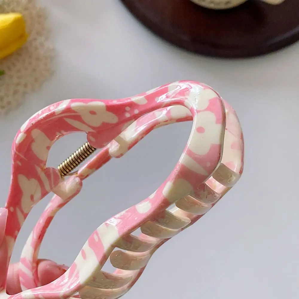 

Sweet Acrylic Cloud Shape Hair Claw Korean Style Hollow Hollow Claw Clip Large Geometric Geometric Shark Clip Wash Face