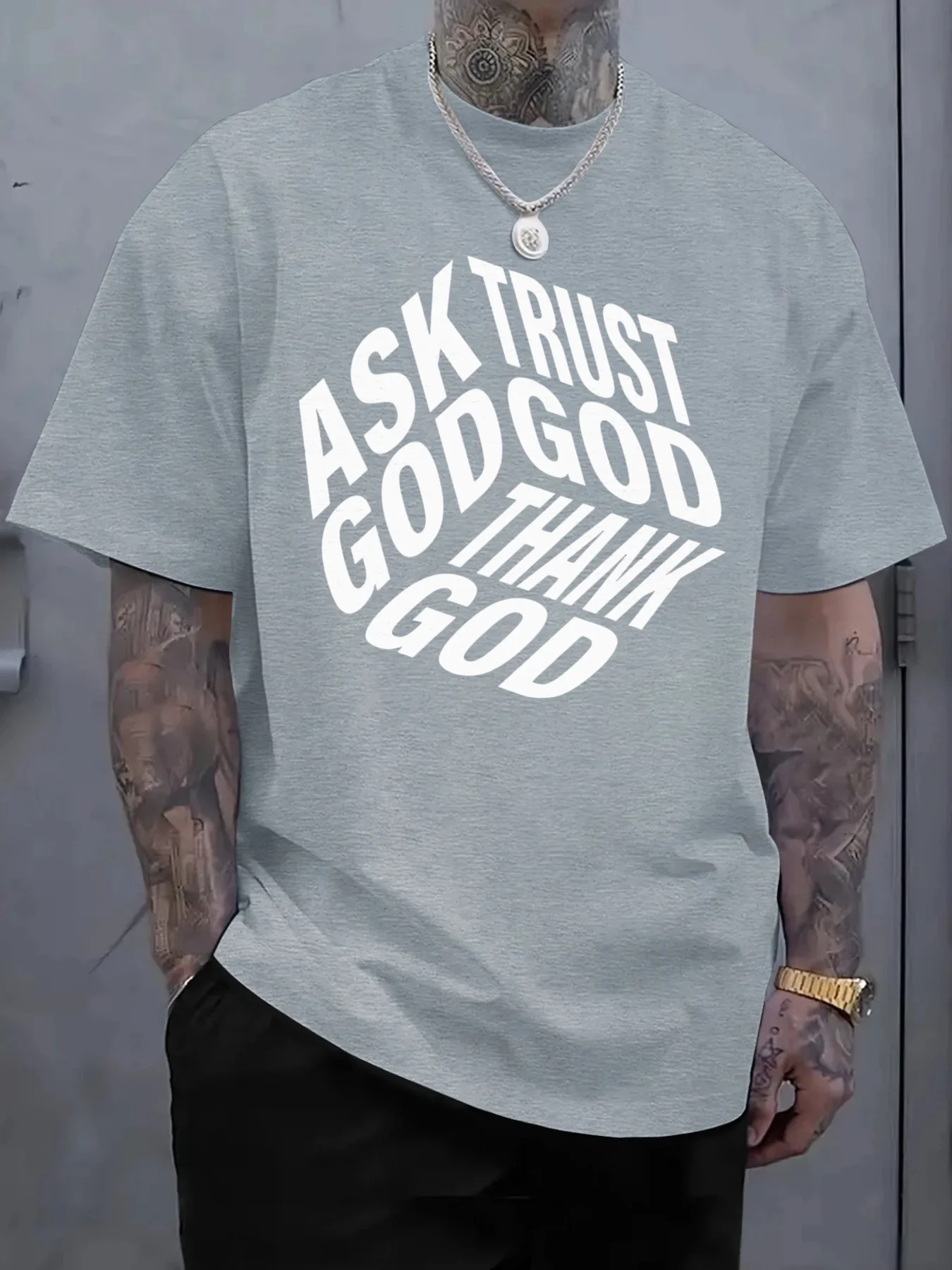 2025年メンズカジュアルピュアコットンTシャツ、大胆な「ASK GOD TRUST GOD THANK GOD」プリントデザイン、メンズアウトドアウェア