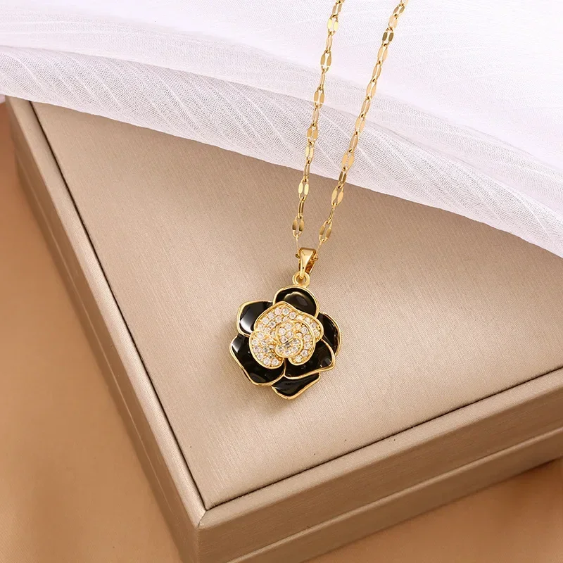 Camellia necklaces feature three-dimensional petals, fashionable clothing necklaces, and diamond-encrussed flowers