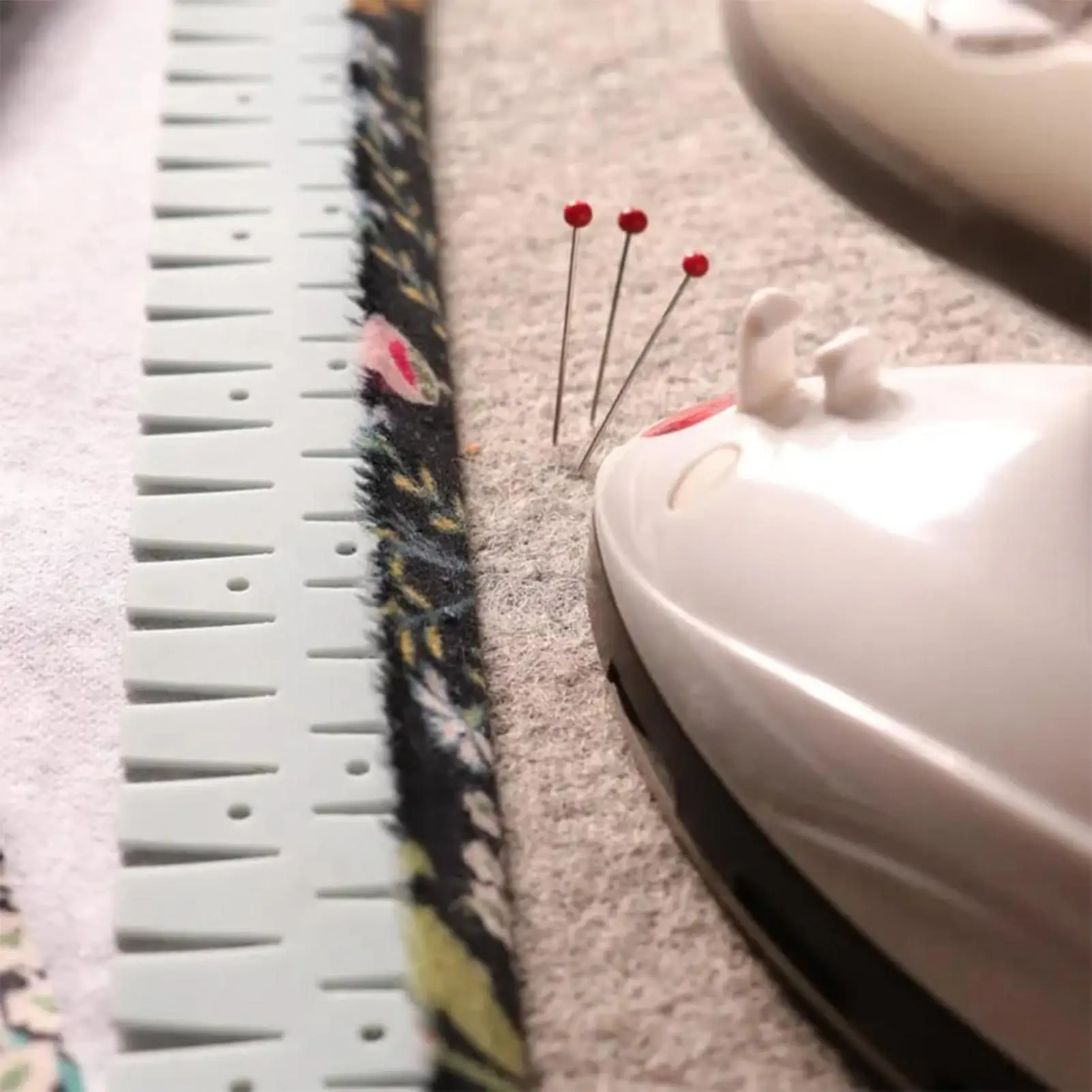 Kurvenmaßband Saumlineal Nähhilfsmittel mit Markierungslöchern Hitzebeständiger Silikon-Saumformer Flexibles Nähwerkzeug