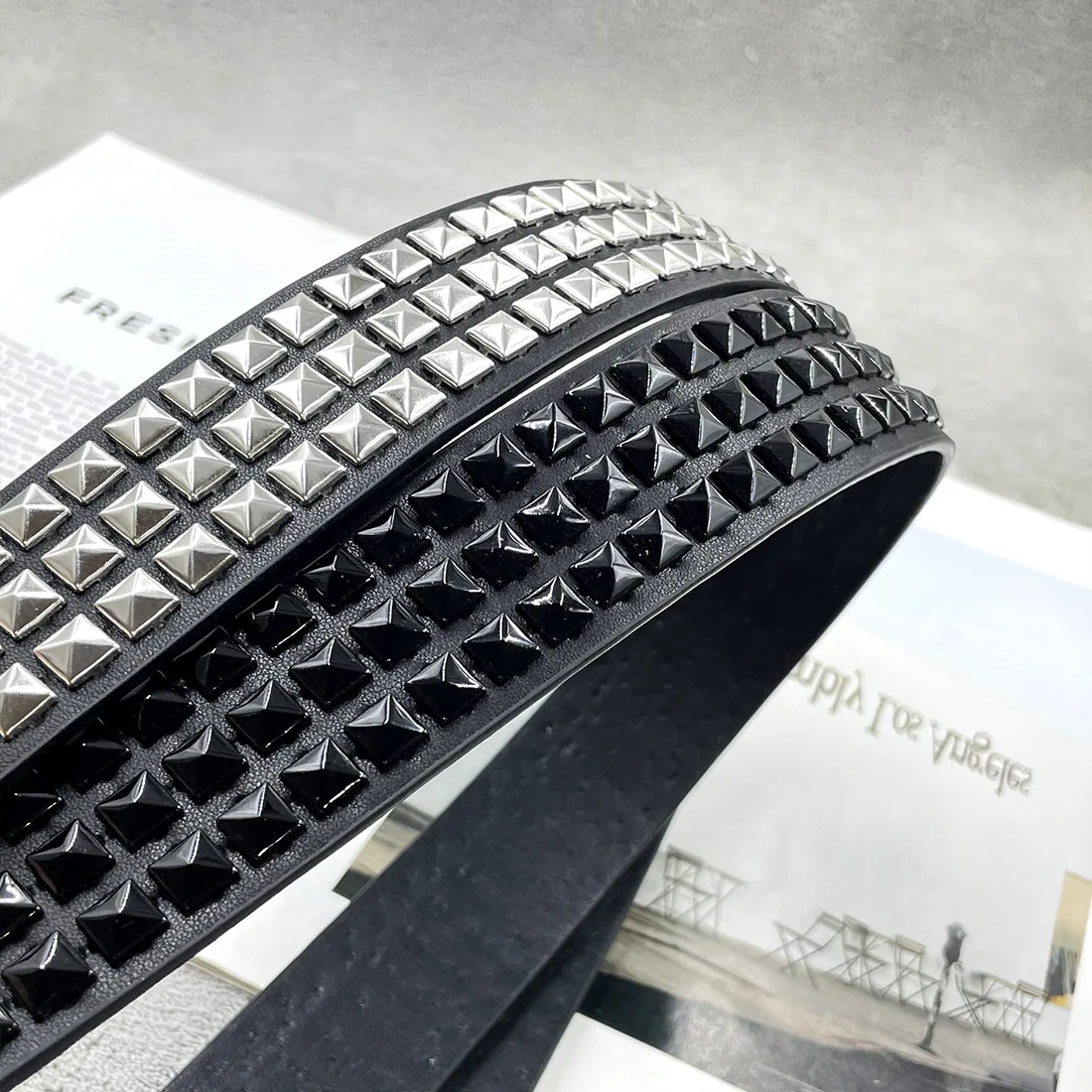 Modischer Y2K-Nietenledergürtel, vielseitiger Gürtel mit eingearbeiteten Verzierungen, luxuriöser Strassgürtel für heiße Mädchen, einzigartiger Punk-Gürtel – Detail 6