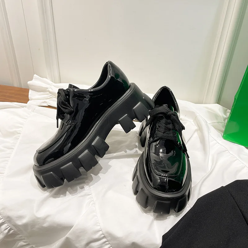 Internet famose scarpe in spugna con suola spessa 2024 primavera nuove scarpe casual con lacci in stile britannico di piccole dimensioni con tacco