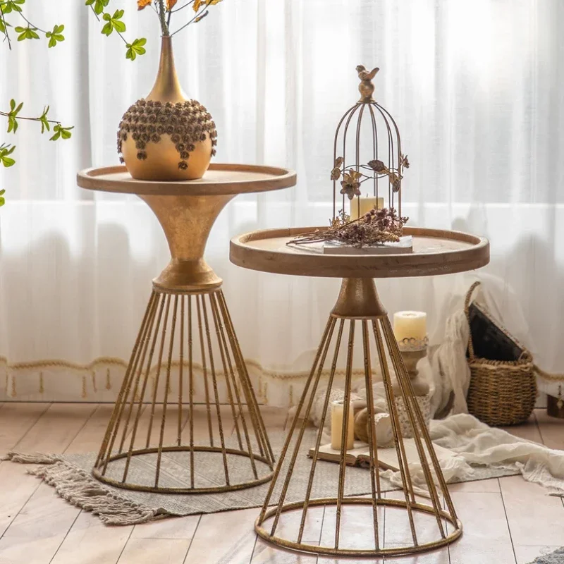 طاولة مستديرة من الخشب الصلب لغرفة المعيشة، حامل تفاوض ذهبي مخصص، طاولة قهوة أدبية أمريكية، مكتب جانبي بسيط