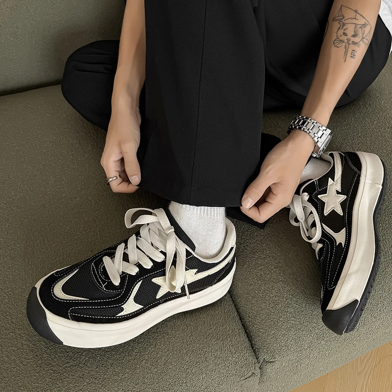 

Новая популярная нишевая тенденция дизайна. Мода · Креативный узор. Повседневная удобная износостойкая мужская спортивная обувь на толстой подошве.