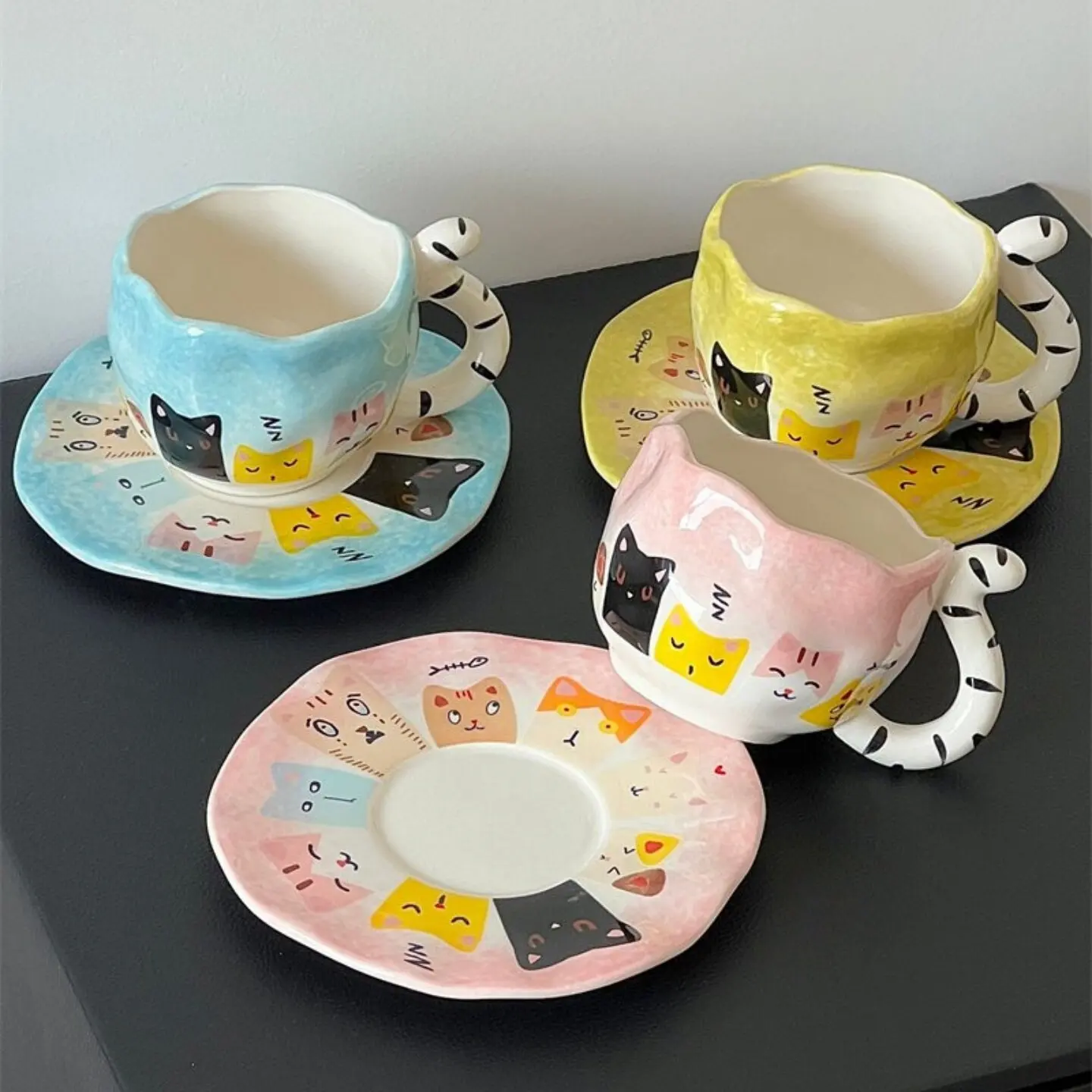 Juego de tazas de porcelana con estampado de gatos de dibujos animados, de estilo artesanal, ideal para el desayuno, para servir leche, para usar en la oficina, como taza para beber, y como regalo de cumpleaños para los amantes de los gatos.