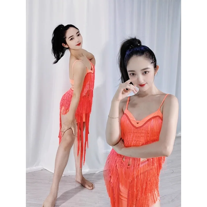 맞춤형 밸리 댄스 드레스 영감을주는 술 스커트 세트는 가슴 코튼 트라이앵글 스커트와 함께 제공됩니다. 오리엔탈 댄스 의상