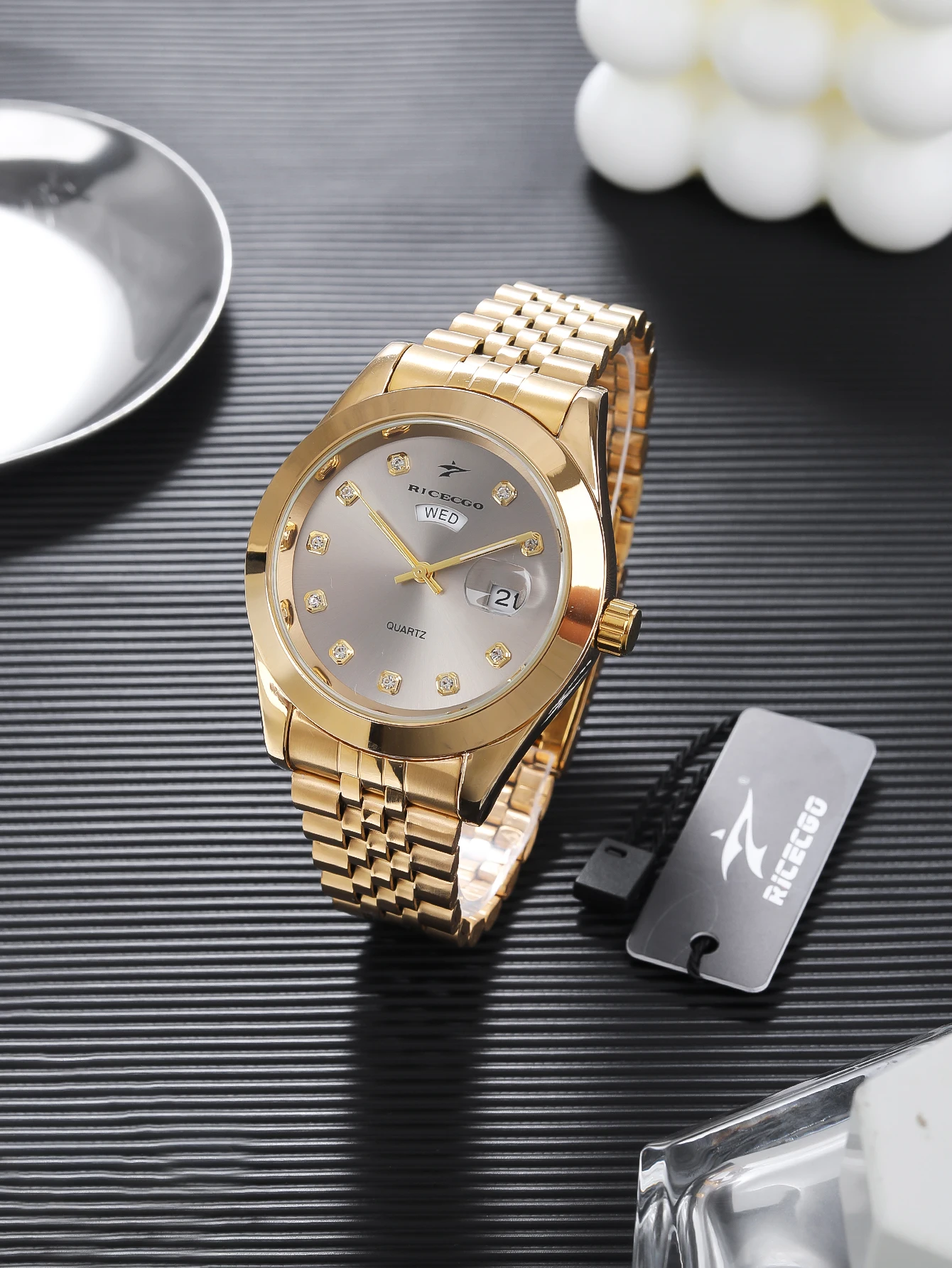 

Ricecgo 1 Pc Classic Men's Business Quartz Watch, Gold Watch, Stainless Steel Strap, Dual Calendar Display, Luxurious and High-End, Suitable for Holiday Gifts and Daily Wear