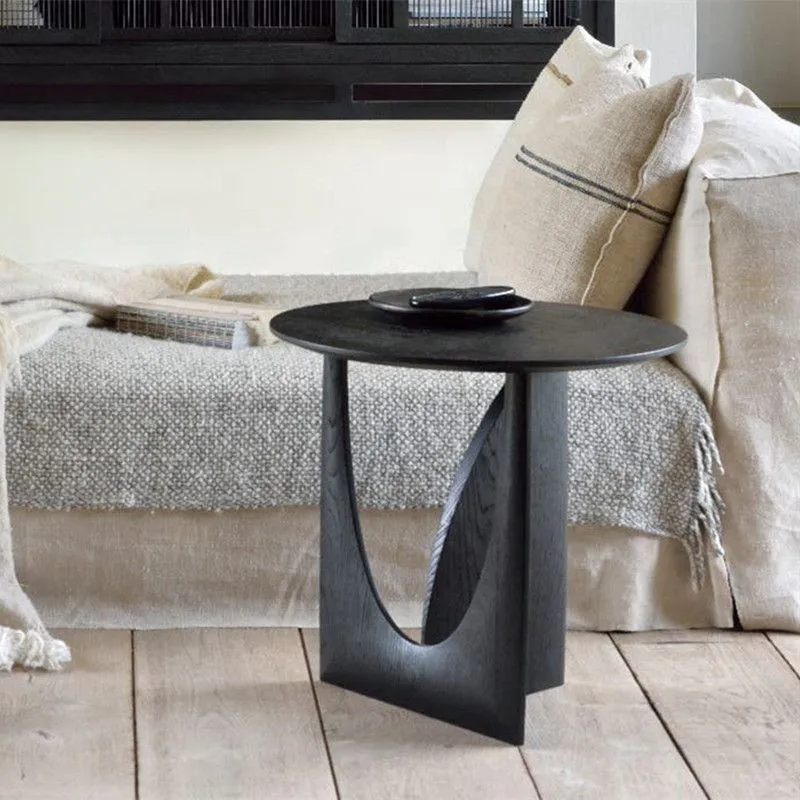 Table de chevet nordique ronde en bois massif, plusieurs coins géométriques design, plusieurs tables basses noires simples, canapé de chambre à