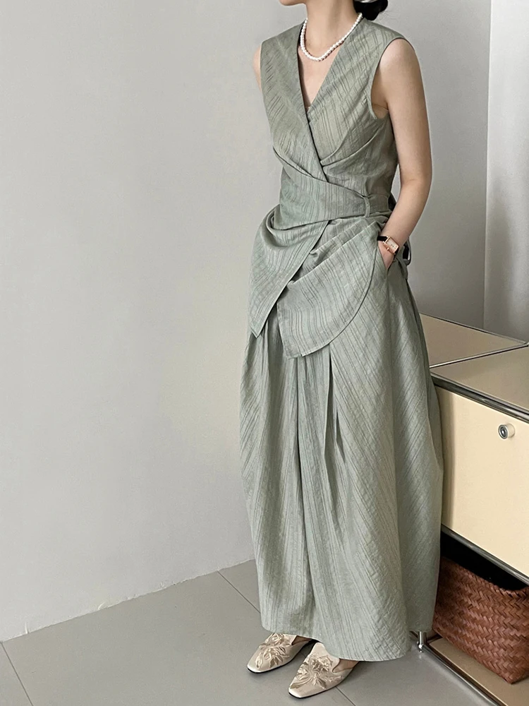 [EAM] Green Textured Shirt Half-body Skirt Two Pieces Suit New V-Neck Sleeveless Women Fashion Tide Spring Summer 2024 1DH5602