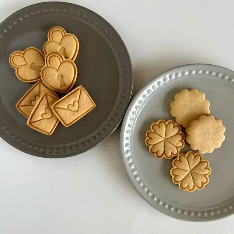 Happy Valentine\'s Day Cookie Cutter Cartoon Love Petals Envelope Locks Biscuit Fondant Embosser Stamp Mold DIY Cake Decoration