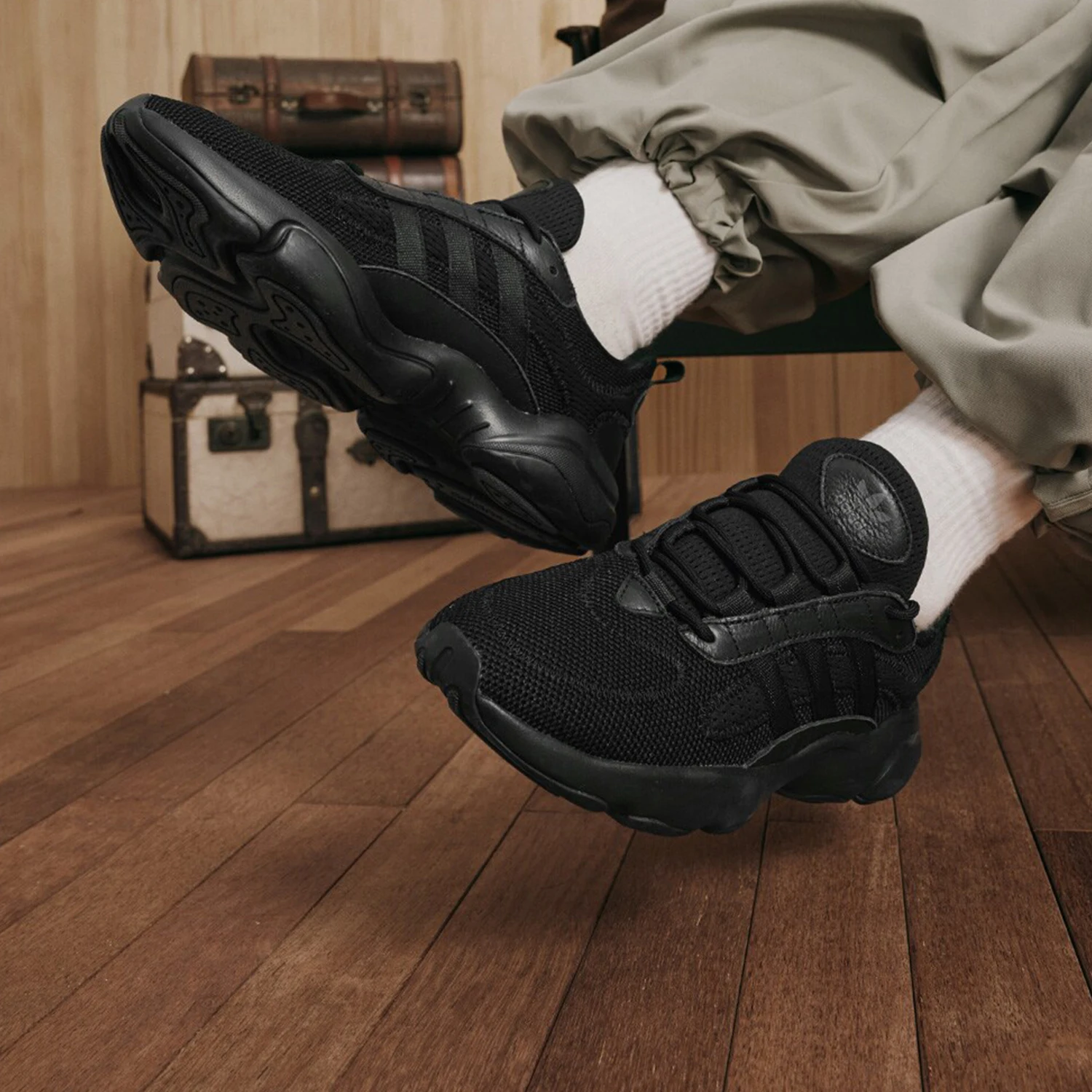 

Adidas Originals Unisex Classic Retro Minimalist Sneakers JP8237