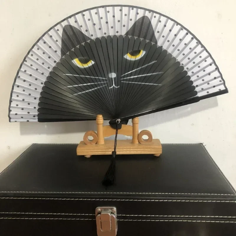 

Fashionable Cartoon Cat Cloth Fans Japan Style Performances Hand Held Fans Popular Lovely Folding Bamboo Fan Wedding Party Gift