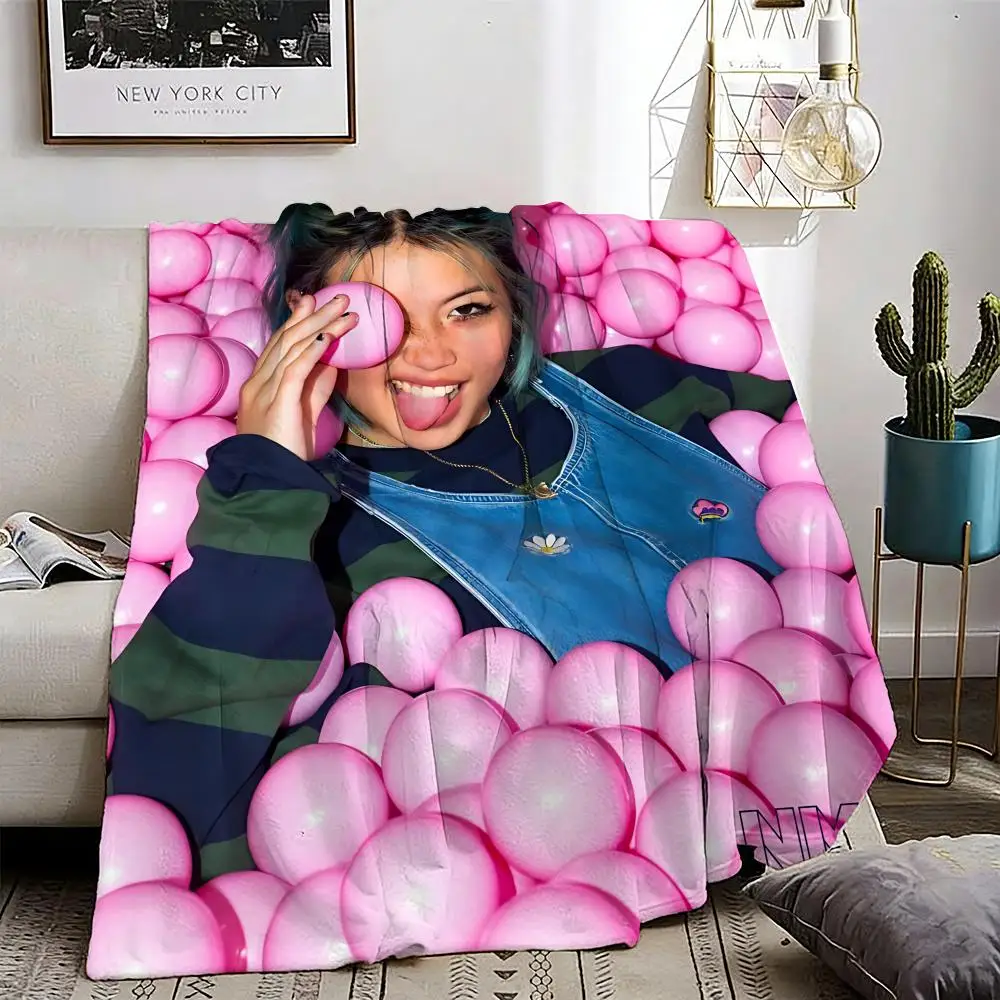 

Singer Beabadoobee Album Throw Lightweight 240g Flannel Blanket Soft Skin-friendly for Summer Cooling