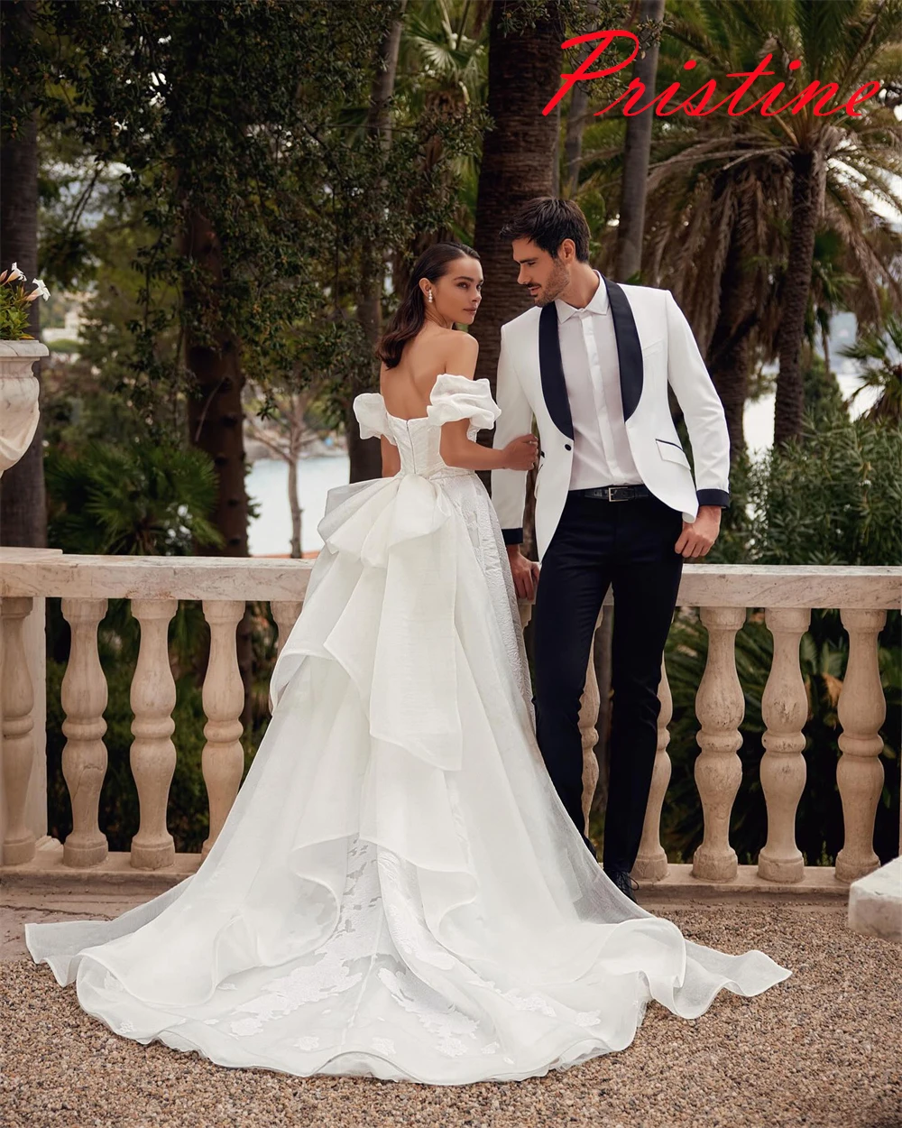 ที่กําหนดเองสีขาวTulleชุดเจ้าสาวอารมณ์Straplessปิดไหล่ชุดแต่งงานChapel Trainซิปด้านหลังชุด