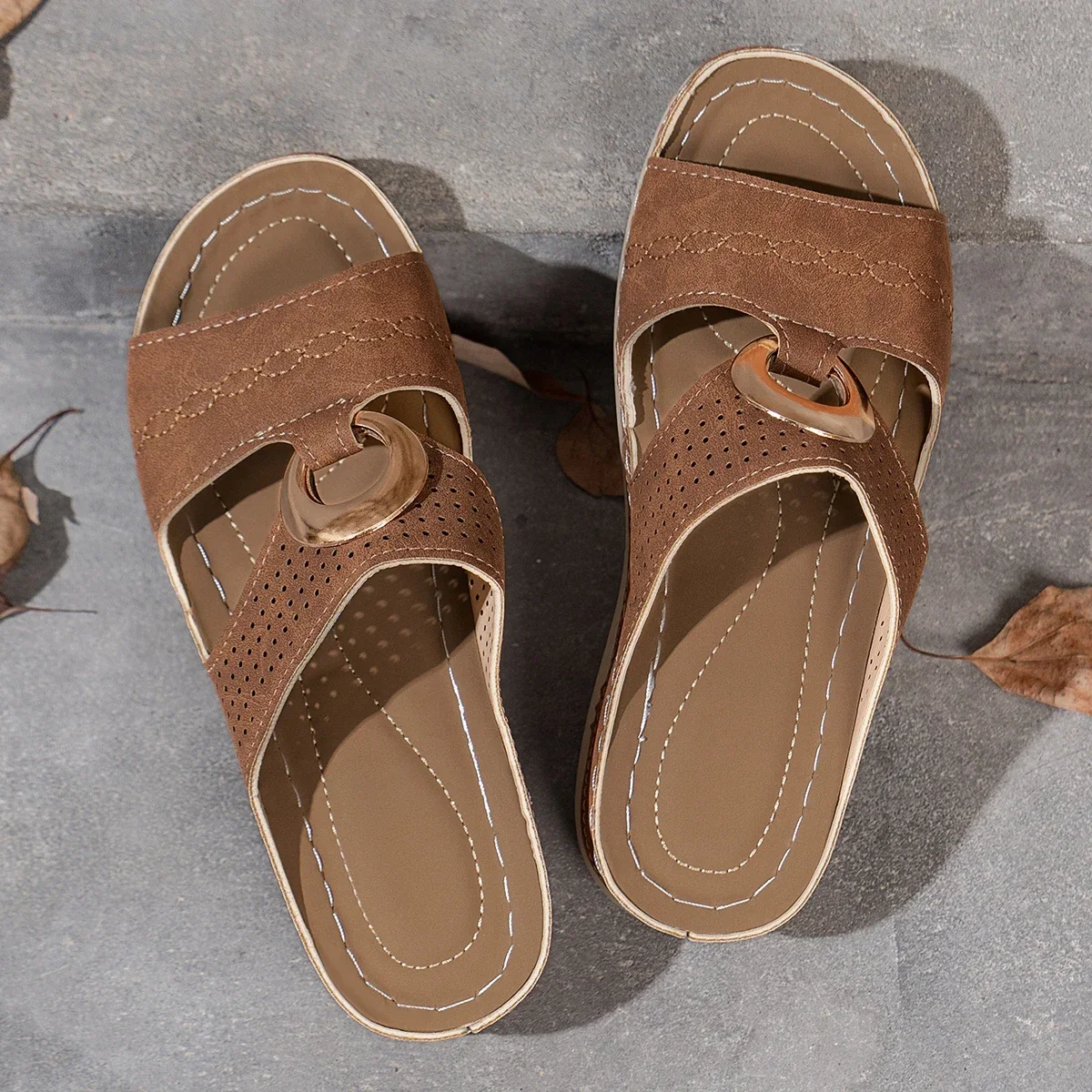 

Женские сандалии на танкетке и плато с открытым носком и металлической пряжкой в стиле ретро, повседневные летние пляжные тапочки 2024, удобная женская обувь