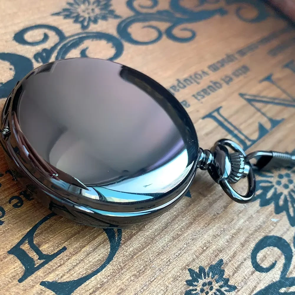 

0 Черно-белое лицо с двумя сторонами римского белого лица, креативные карманные часы с открытой крышкой и цепочкой.