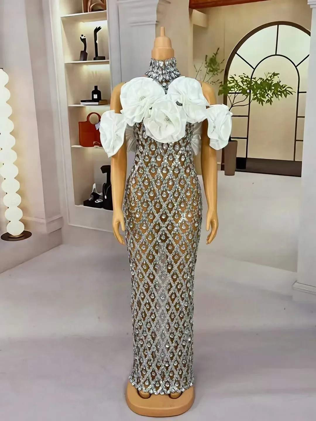 セクシーなステージビッグホワイトローズ女性エレガントなイブニングドレスキラキラシルバーラインストーン結婚式ウエディング衣装ショーレッドカーペット衣装