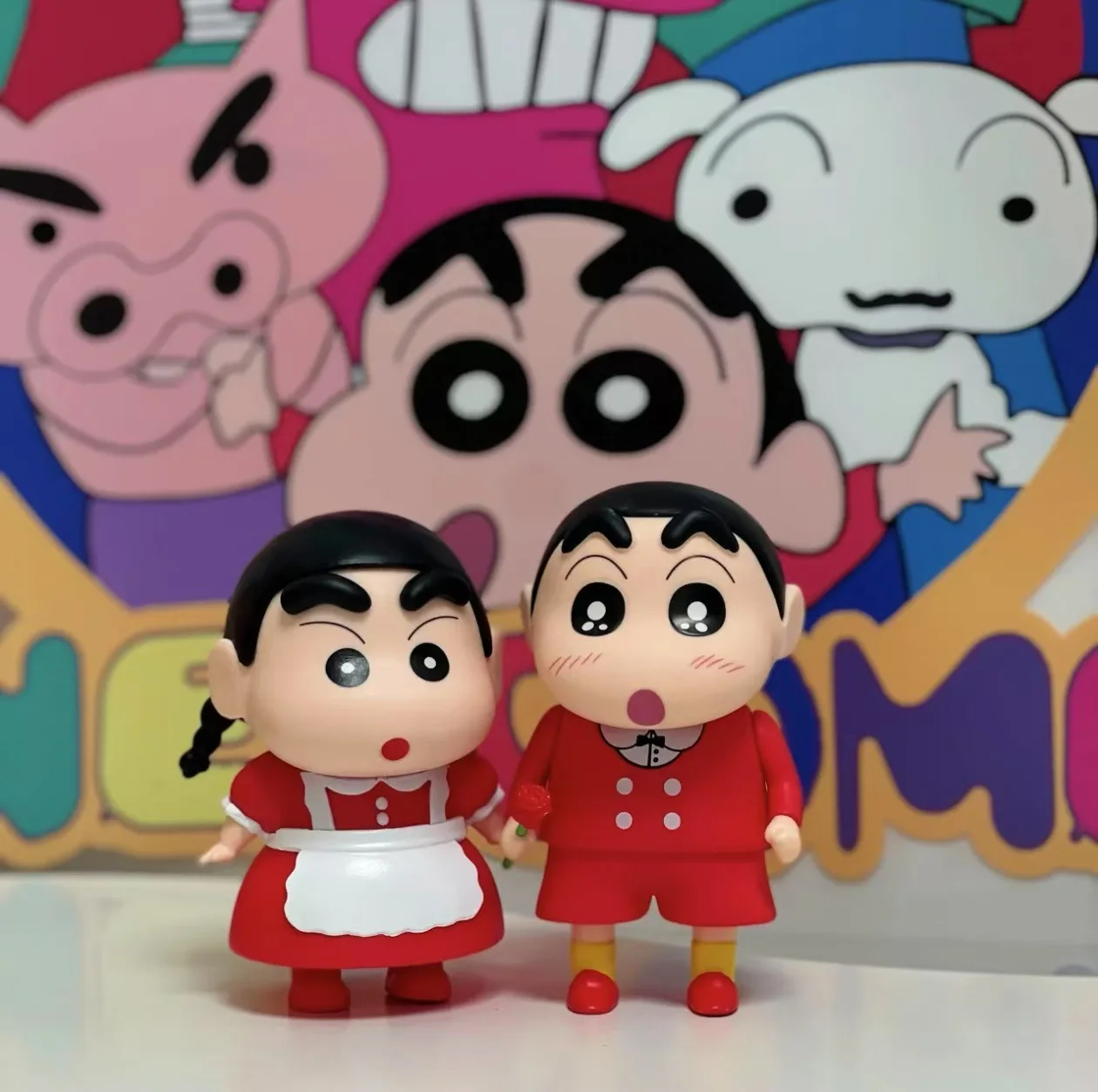 conjunto-de-2-pecas-crayon-shin-chan-figuras-de-desenho-animado-fofas-de-empregada-rosa-para-decoracao-de-mesa-e-carro-presente-para-fas