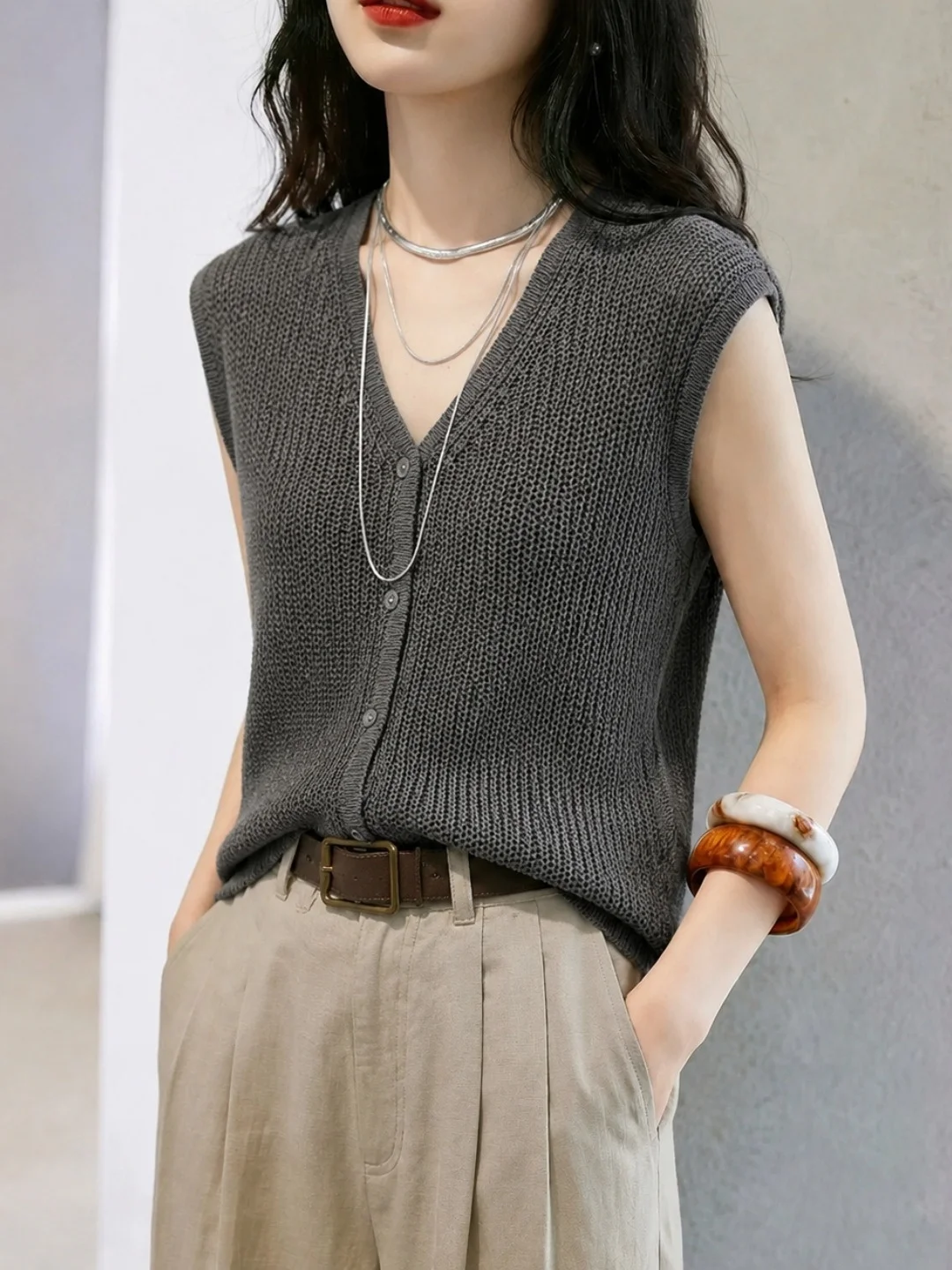 

Silk Knitted V-Neck Ice Silk Soft Feminine Style Single Button Commute Top for Women Korean Version Straight Cut Short Sleeve