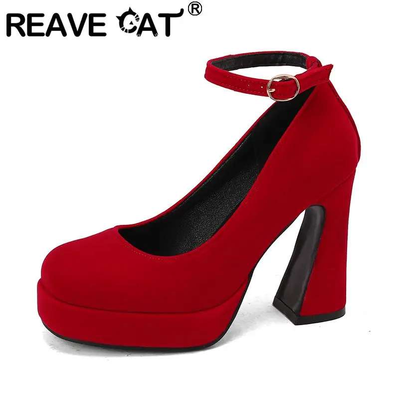 

REAVE CAT Flock Замшевые женские туфли-лодочки с круглым носком на блочном каблуке 10,5 см на платформе 3 см с пряжкой и ремешком Большой размер 44 45 Сексуальная обувь для свадебной вечеринки