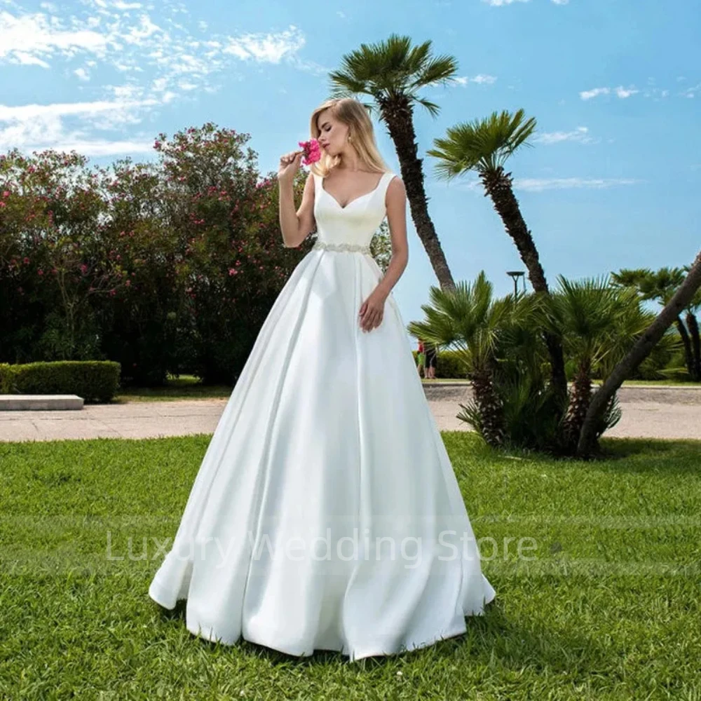 Abito da sposa a-line squisito bianco di lusso 2024 nuovi abiti da ballo lunghi in raso senza maniche con scollo a v Appliques Button Vestidos De Novia