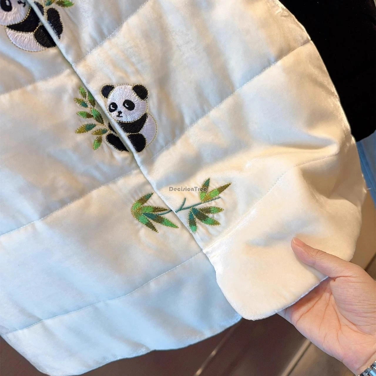 سترة مخملية على الطراز القديم على الموضة الصينية الجديدة لعام 2025 سترة نسائية للخريف سميكة من القطن الباندا مطرزة بدلة شيونغسام تانغ #4