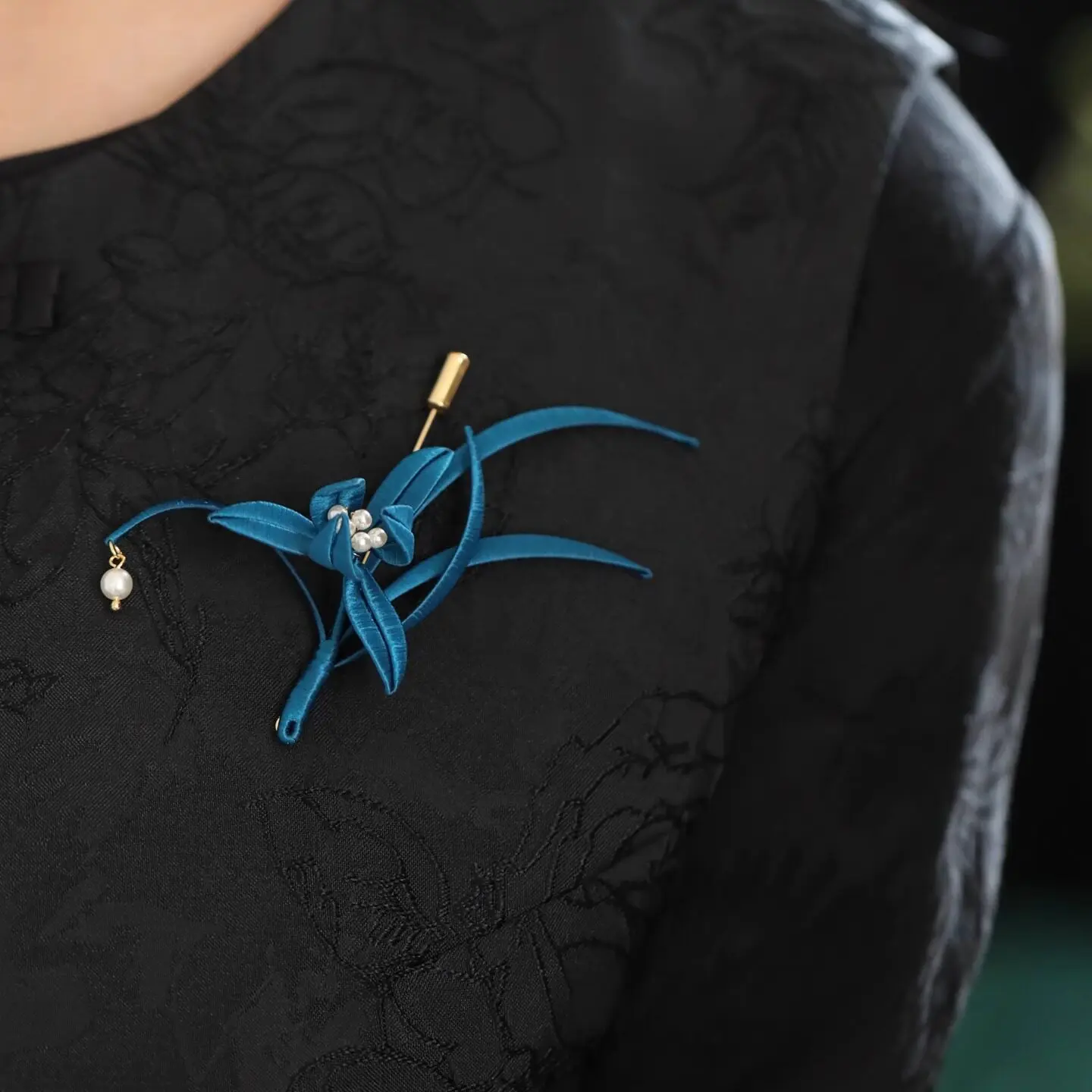 Chinese Style Handmade Blue Silk Wrapped Orchid Faux Pearl Brooch Elegant Vintage Stick Pin For Women Cheongsam Lucky Accessory
