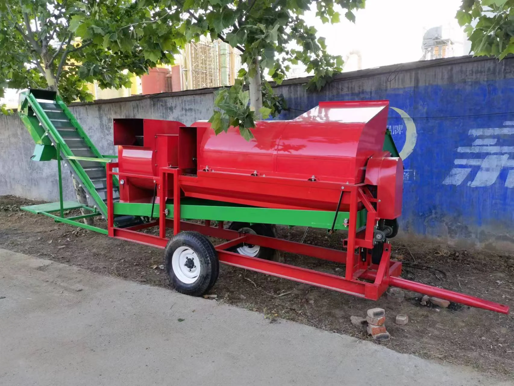 Agricultural Automatic Peanut Harvester Groundnut Picker Machine