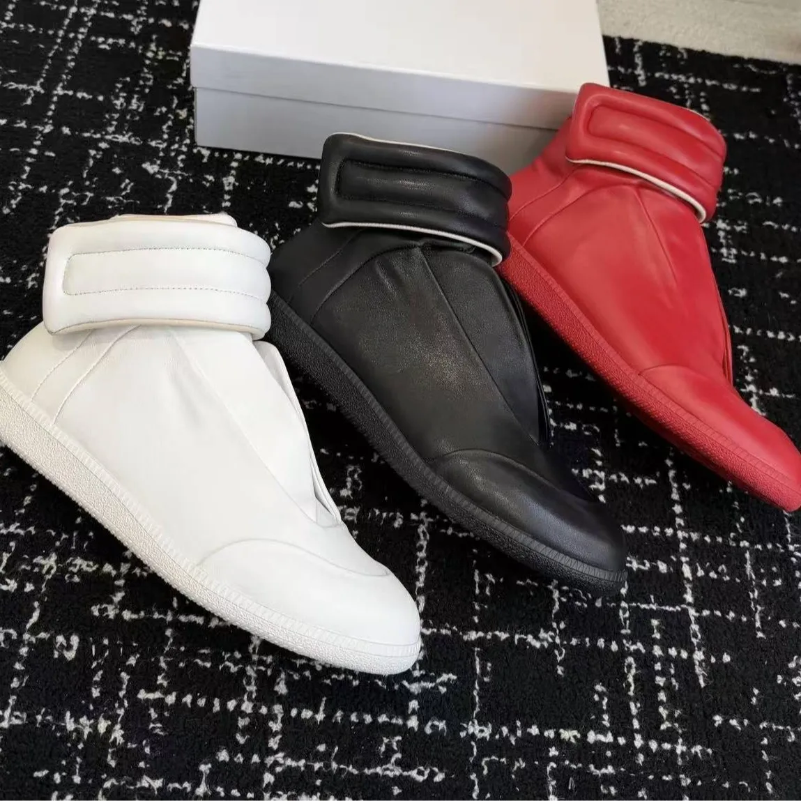 

Мужские и женские кроссовки из натуральной кожи премиум-класса: высокие и низкие модели, минималистичный дизайн, многослойный воротник, скрытая шнуровка, зубчатая подошва