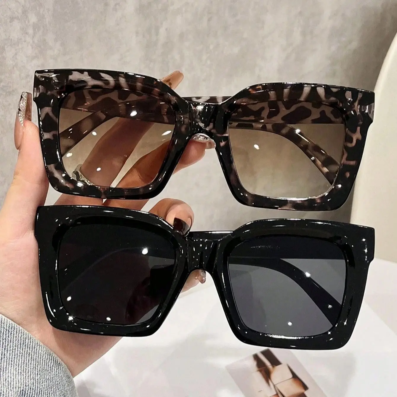 Lunettes de vue carrées rétro de haute qualité 1/2PCS, monture large, unisexe, avec branches décorées de rivets, adaptées à la conduite et à un usage quotidien